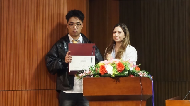 4 荣誉毕业证书获得者袁北辰.jpg