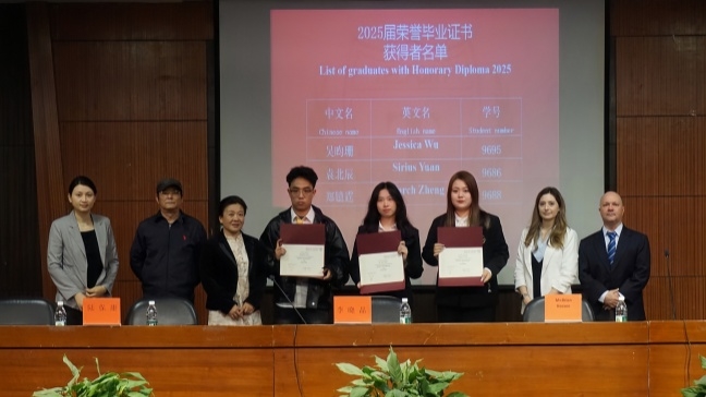 6 荣誉毕业证书获得者与校领导合影.jpg